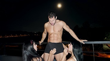 Nice night for a hot threesome