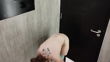 Trocando de roupa no provador