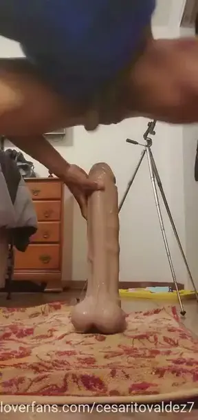 Subscribete a mis fans y veras como este dildo me dilata rico el culo 👉 hasta sacarme la rosa anal.