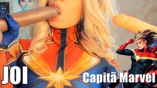 Kapten Marvel Cosplay-tjej suger dildos och ger JOI