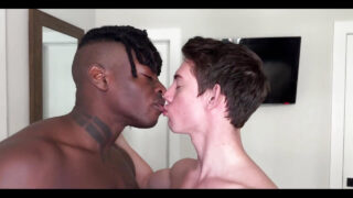 異人種間の生ハメの楽しみ：大きなペニスのBBCがディープスロートされ、舐められ、激しく乗られ、射精される