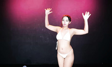 Sexy Bunny Girls Dance & Pole Show in Red Light
