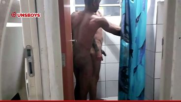 Broderagem entre amigos dotados no banho e gozando l Subscreva no canal