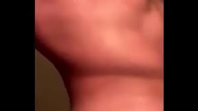 t. Garret Nolan se masturbando no banho