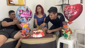 hijastros le celebran el cumpleanos a su madrastra y de regalo sorpresa 2 pollas para follarla por el culo
