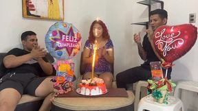 hijastros le celebran el cumpleanos a su madrastra y de regalo sorpresa 2 pollas para follarla por el culo