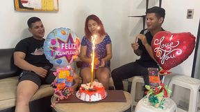 hijastros le celebran el cumpleanos a su madrastra y de regalo sorpresa 2 pollas para follarla por el culo