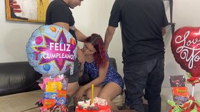 hijastros le celebran el cumpleanos a su madrastra y de regalo sorpresa 2 pollas para follarla por el culo