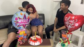hijastros le celebran el cumpleanos a su madrastra y de regalo sorpresa 2 pollas para follarla por el culo