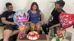 hijastros le celebran el cumpleanos a su madrastra y de regalo sorpresa 2 pollas para follarla por el culo