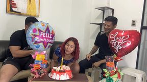 hijastros le celebran el cumpleanos a su madrastra y de regalo sorpresa 2 pollas para follarla por el culo