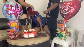 hijastros le celebran el cumpleanos a su madrastra y de regalo sorpresa 2 pollas para follarla por el culo