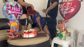 hijastros le celebran el cumpleanos a su madrastra y de regalo sorpresa 2 pollas para follarla por el culo