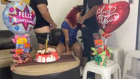 hijastros le celebran el cumpleanos a su madrastra y de regalo sorpresa 2 pollas para follarla por el culo