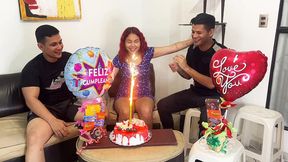 hijastros le celebran el cumpleanos a su madrastra y de regalo sorpresa 2 pollas para follarla por el culo