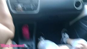 fudendo gostoso na rodovia e tocando siririca no carro e gozei muito dirigindo com meu amigo anao e a porra dele