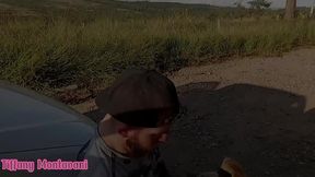 fudendo gostoso na rodovia e tocando siririca no carro e gozei muito dirigindo com meu amigo anao e a porra dele