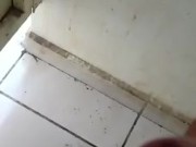 masturbando en el baño