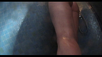 Un voyeur vient me mater sous la douche