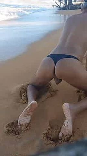 Ladysilva de calcinha na praia