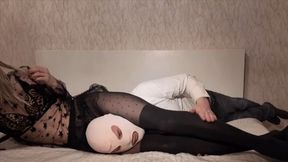 Black tights, red manicure, slender legs - they cut off the head of the doomed (scissors, scissorhold , smothered)