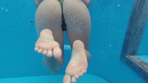 por baixo d agua na piscina do motel !