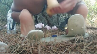 Budak gay amatir menyembah kaki dan menerima penetrasi anal yang kasar.