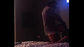 Invito al vecino a unos tragos y ver series en Netflix y termina follandome a pelo