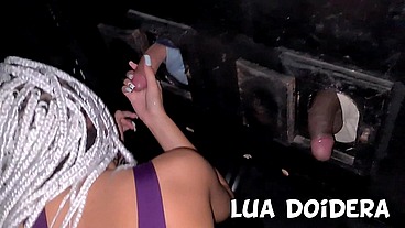 Fiz 6 machos gozarem pelo gloryhole na festa de swing com Corno Jr Doidera me comendo e ainda brinquei e chupei com varias outras picas