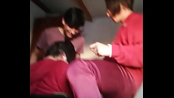 Mi hermanastra me pilla pajeandome con ombligos