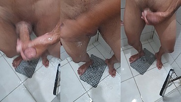 Tomando banho de pau duro , depois de chegar do trabalho