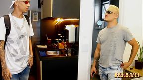 FLAGREI O MARIDO DA MINHA AMIGA TOMANDO BANHO, TIVE QUE BATER UMA VENDO