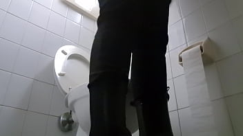 Pee in a very cold bathroom early winter day 4K