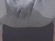 スウェットを着た男性が椅子に跨ったままおしっこを大量にお漏らし