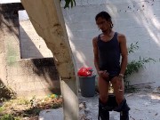 El guapo extraño regresa y se la saca con destreza: Raba Erre