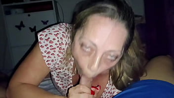 La rubia Espa&ntilde_ola de ojos azules le como la polla a este macho
