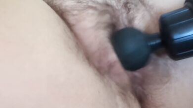 Solo girl gets her pussy wrecked by a massage gun