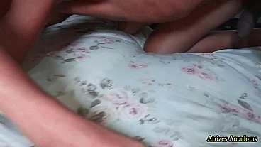 Casada realiza o fetiche do marido corno e liga para ele em vídeo chamada enquanto fode com o amante sozinha