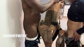 corno grava a esposa dhihotwife sendo comida por dois machos bem dotados