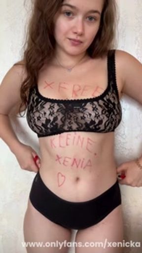 Xenička se pohladí a svlékne do naha