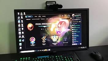 nerd tentando entrar em casa de sexo com tem&aacute_tica de fadas