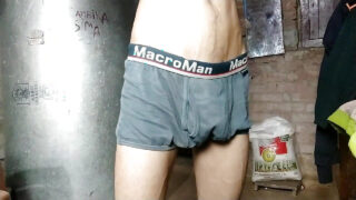 Des beaux mecs indiens amateurs avec des bites épaisses et non circoncises se branlent et baisent des culs gays serrés