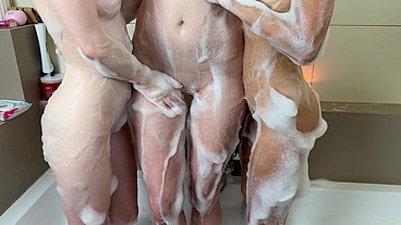 BUBBLE BATH LESBIAN ORGY