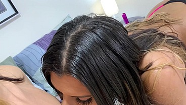 Comi o marido da minha amiga enquanto ela assiste