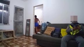 hotwife seduziu o moto uber deixou ele fuder sua buceta e cuzinho enquanto o corno estava escondido. no final marido aparece e pega eles no flagra