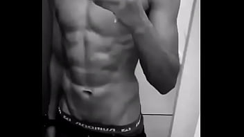 MC Gtea exibindo seu corpo perfeito no insta