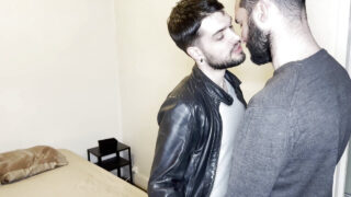 Fusti pelosi amatoriali fanno pompini intensi e si fanno riempire di creampie bollenti senza preservativo