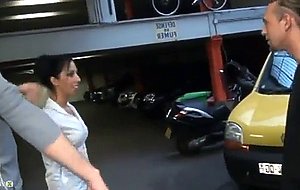 Lily, de lille, souillee dans un garage