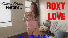 Alt Model Enjoys A Daytime Strip With Roxy Love
