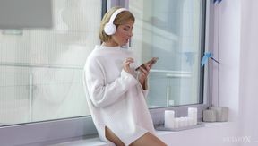 Blu Chanelle Mesmerizes in Solo Blonde Passion Heat